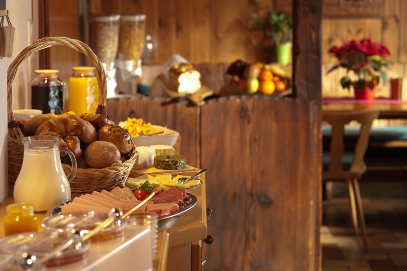 brasserie-MONTFERRAT-min_breakfast_buffet_food_restaurant_meal_hotel_plate_fresh-718745